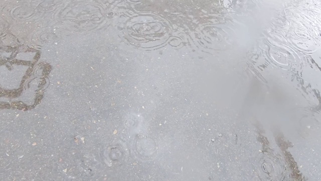 人行道上下着大雨视频素材