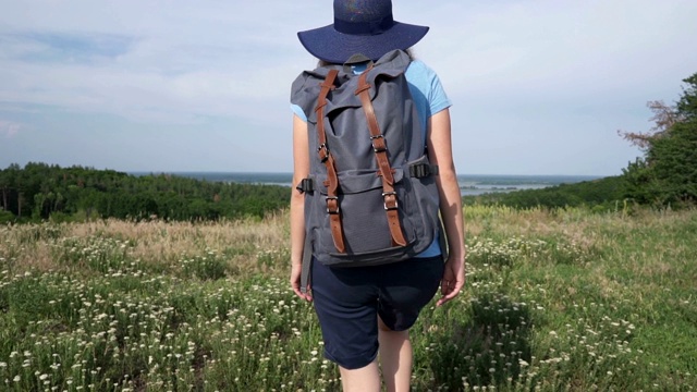 一个女人背包旅行在美丽的地方视频素材