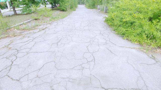 破碎的柏油路视频素材