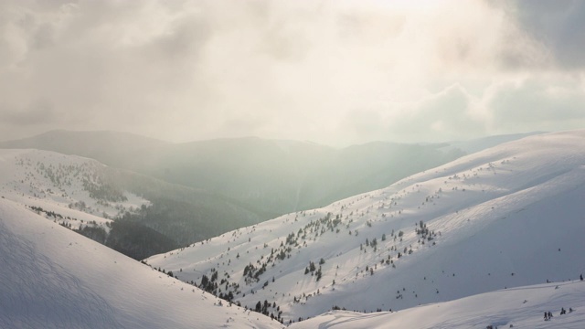 美丽的冬季景观和白雪覆盖的树木。冬天的山。视频素材