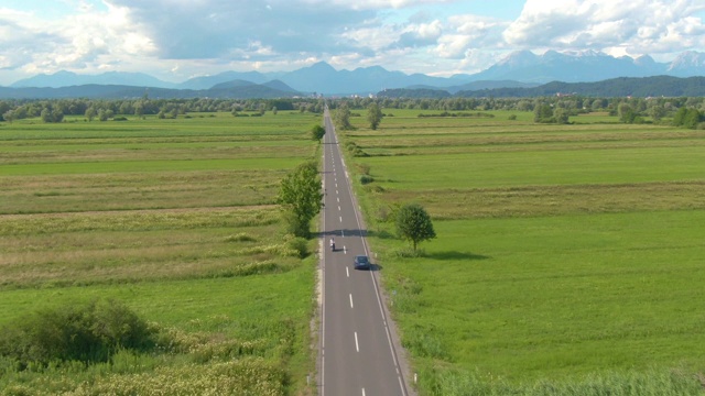 无人机:在乡村公路上，跟在一辆高科技汽车后面飞行。视频素材