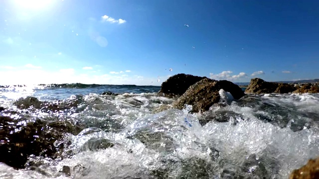 海浪冲击着布满岩石的海滩视频素材