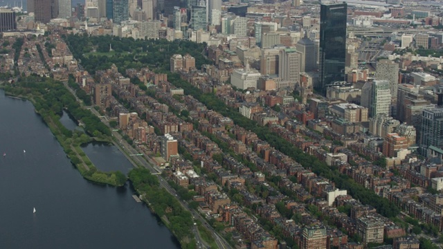 俯拍镜头从波士顿市中心的金融区拍摄到后湾(Back Bay)社区的维多利亚式褐石屋视频素材