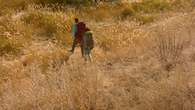 爬山的男人和女人正在下山。视频素材