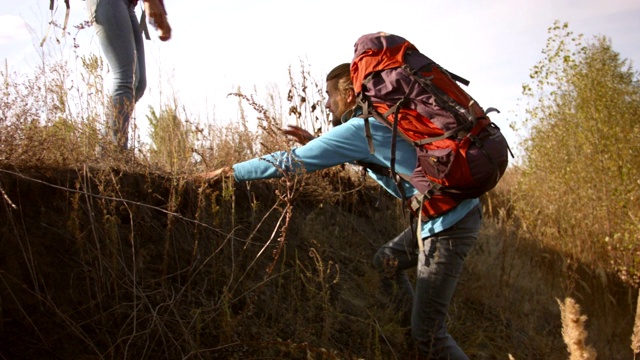 爬山的男人和女人正在下山。视频素材