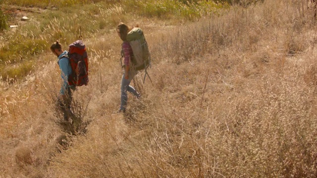 爬山的男人和女人正在下山。视频素材