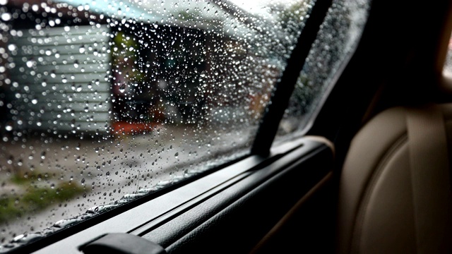 雨点落在车窗上视频素材