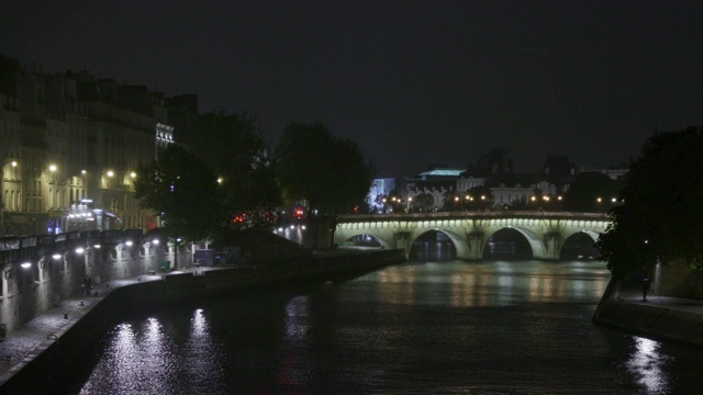 法国，巴黎，塞纳河，纽夫桥，夜晚。雨下的视频素材