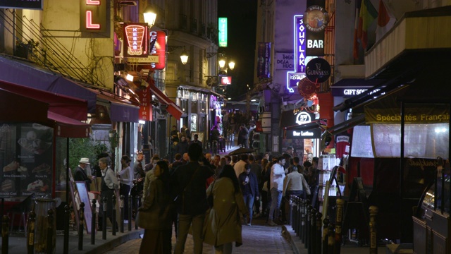 巴黎大街上有酒吧和餐馆，夜晚视频素材