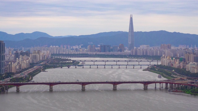 时光流逝拍摄的首尔城市景观，乐天大厦，汉江和高速公路上的交通，韩国视频素材