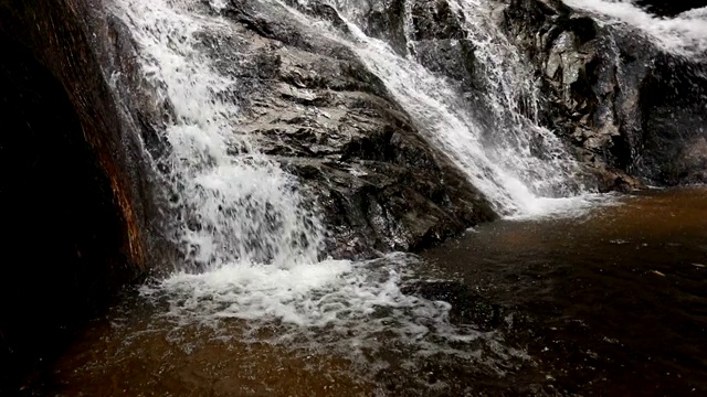 瀑布，水流缓慢视频素材