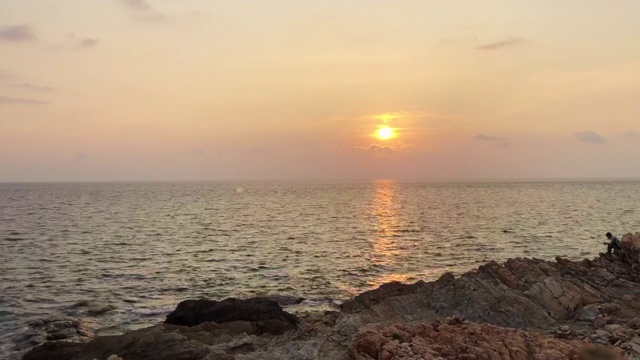 海景岩石和波浪时间流逝日落在热带岛屿视频素材