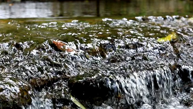 慢镜头，河水在河里流动视频素材