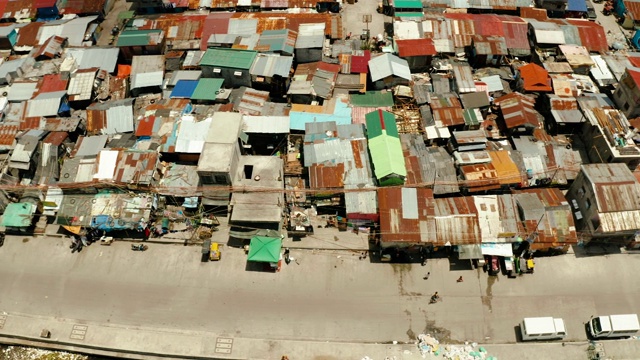 马尼拉贫困地区的街道。房子的屋顶和大城市里人们的生活。俯瞰马尼拉的贫困地区视频素材
