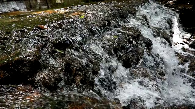 慢镜头，河水在河里流动视频素材