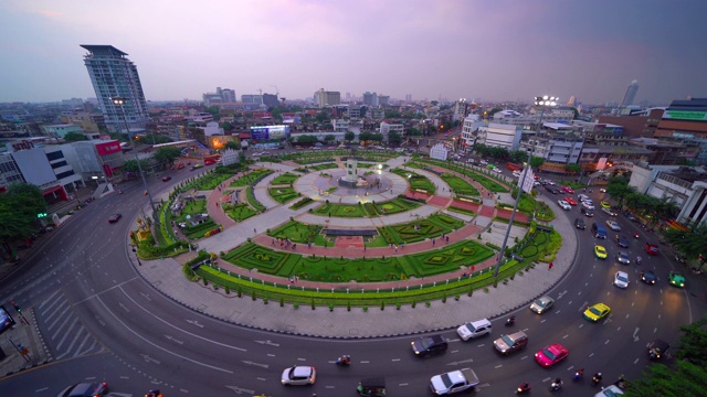 Wongwian Yai迂回的。日落时高速公路路口的鸟瞰图。道路在建筑结构和技术交通理念上呈环形。前视图。城市，曼谷，泰国。视频素材