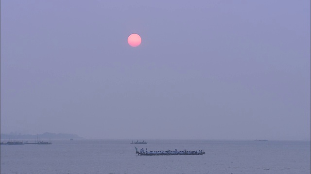 大帆船在高高的粉红色太阳下航行。视频素材