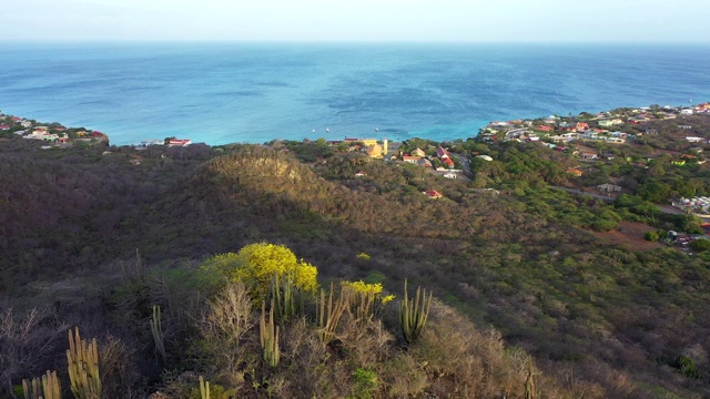 鸟瞰图的西庞特山与海岸线和绿松石水- Curaçao/加勒比/荷属安的列斯视频素材