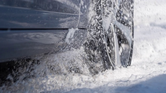 一辆车的转轮陷在雪里了视频素材