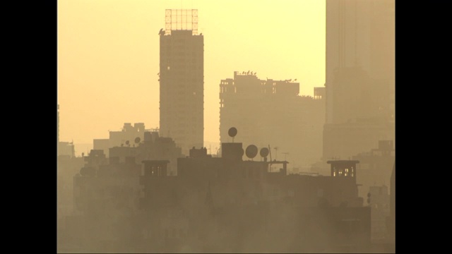 摩天大楼从城市朦胧的轮廓中拔地而起。视频素材