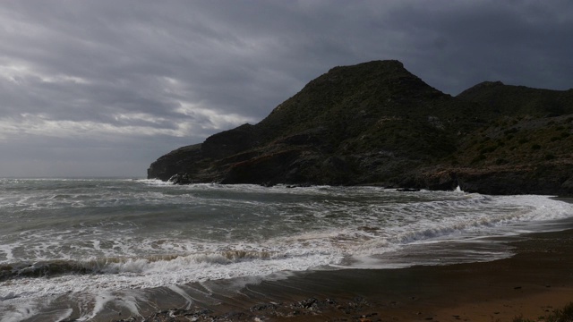 西班牙海滩在多云天气海浪视频素材