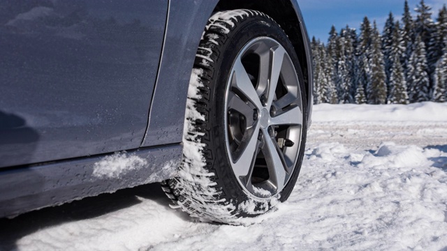 在极端的冬季天气条件下，汽车被困在下雪的乡村道路上视频素材