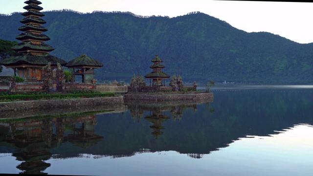 乌伦达努布拉坦神庙和巴厘岛的湖泊。它是最受欢迎的旅游景点之一。印度尼西亚。印度教宝塔建筑旅游旅游和印尼度假度假。视频素材