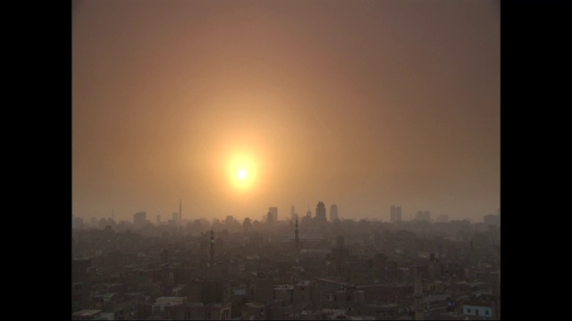 太阳照耀在城市上空朦胧的天空中。视频素材