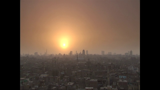 太阳照耀在城市上空朦胧的天空中。视频素材