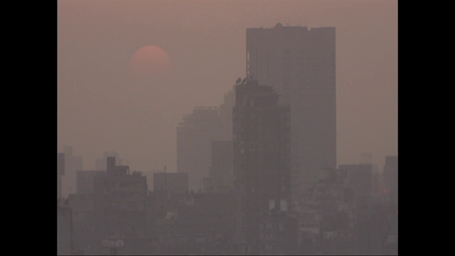 浓雾使城市里的高楼大厦模糊不清。视频素材