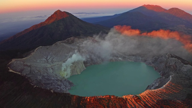 鸟瞰图的岩石悬崖在卡瓦伊真火山与绿松石硫水湖在日出。全景在东爪哇，印度尼西亚。自然景观背景。视频素材