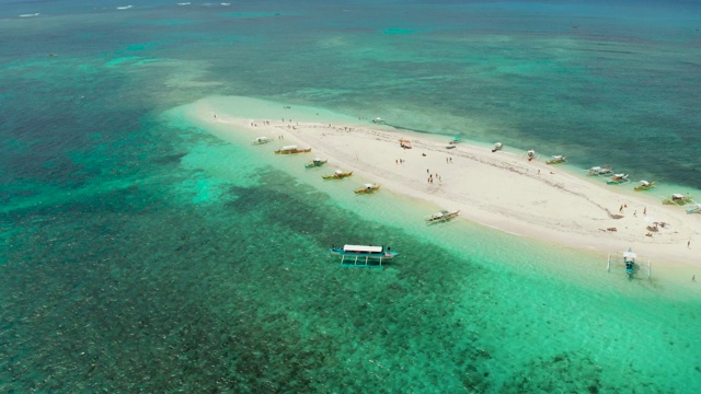 人们在热带岛屿上放松，在泻湖里游泳。岛,Siargao。游客们乘小船来到白岛视频素材