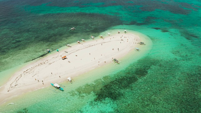 人们在热带岛屿上放松，在泻湖里游泳。岛,Siargao。游客们乘小船来到白岛视频素材