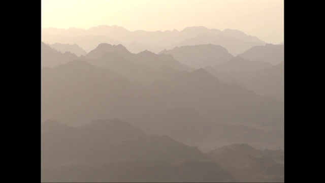 金色的天空笼罩在埃及朦胧的群山上。视频素材