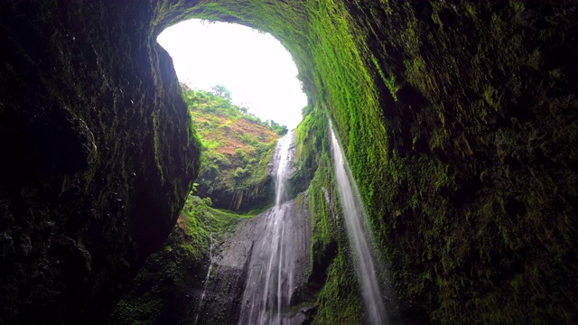 马达卡里普拉瀑布在国家公园。爪哇岛最高的瀑布。印尼旅游度假的自然景观背景。旅游景点。视频素材