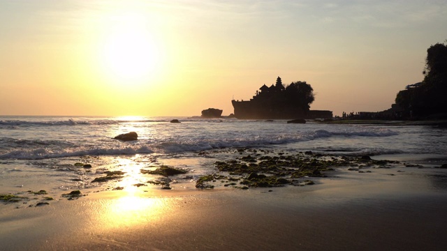 Pura Tanah Lot，水庙，在巴厘岛的日落。它是最受欢迎的旅游景点之一。印度尼西亚。印尼旅游度假的自然景观背景。视频素材