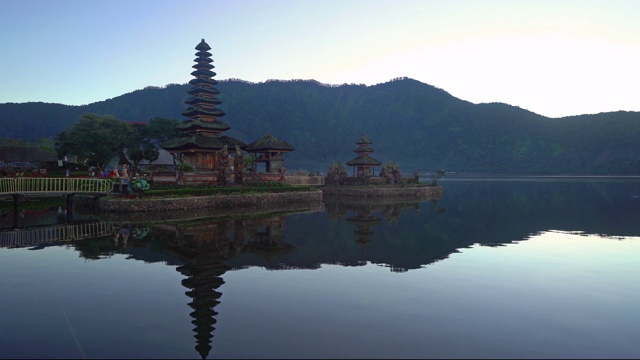 乌伦达努布拉坦神庙和巴厘岛的湖泊。它是最受欢迎的旅游景点之一。印度尼西亚。印度教宝塔建筑旅游旅游和印尼度假度假。视频素材