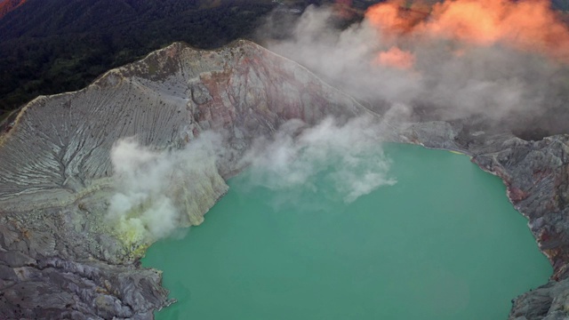 鸟瞰图的岩石悬崖在卡瓦伊真火山与绿松石硫水湖在日出。全景在东爪哇，印度尼西亚。自然景观背景。视频素材