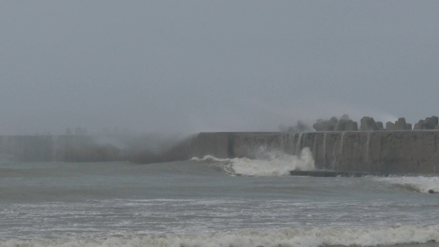 暴风雨的海浪冲击着港口的海堤视频素材