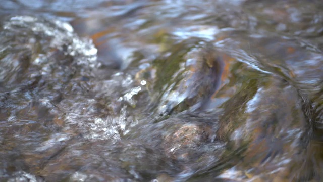 一股水流从石头上流过视频素材