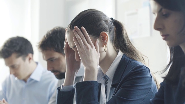 年轻女商人头痛视频素材