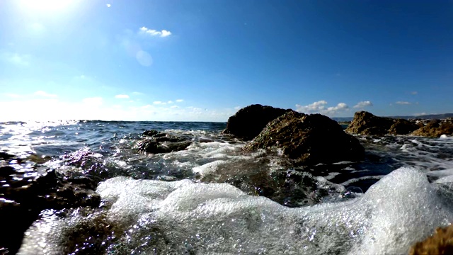 海浪冲击着布满岩石的海滩视频素材