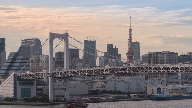 延时:东京彩虹桥与东京塔日本日落视频素材