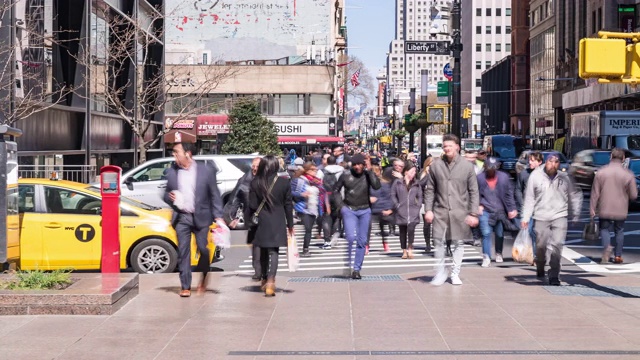 时光流逝:美国纽约市中心自由街附近曼哈顿下城拥挤的人群。视频素材