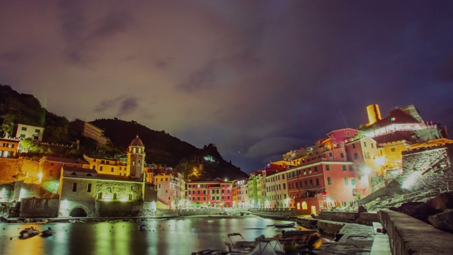 时间推移-风景夜景的村庄Vernazza，五Terre在意大利- 4K视频素材