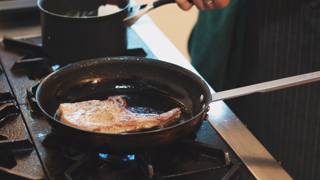 一位专家在平底锅里煮猪肉排视频素材