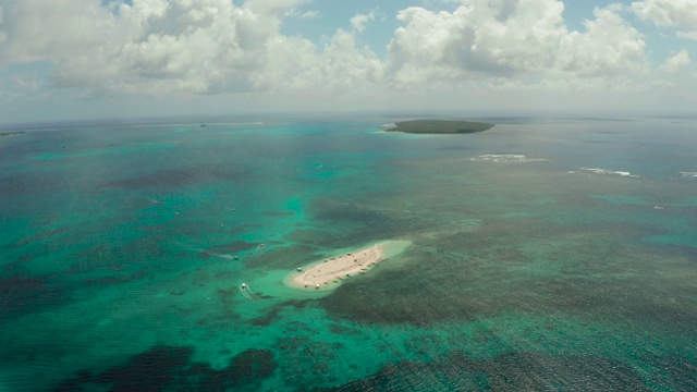 岛,Siargao。环礁上的白沙岛。游客们在白岛上休息视频素材