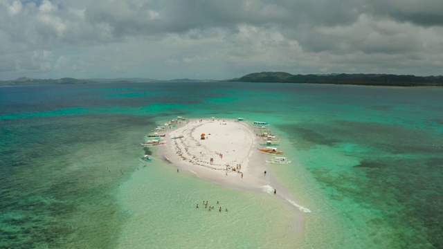 岛,Siargao。白色的沙岛被珊瑚礁包围，俯视图视频素材