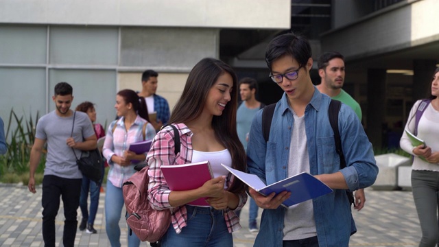 当其他学生离开校园时，大学伙伴们讨论一些关于课堂的事情，复习他们的笔记视频素材