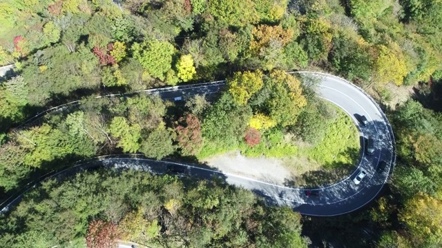 高角度的天线，汽车行驶在日本的乡村道路上视频素材